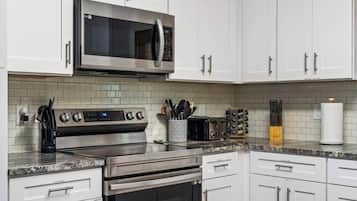 Een koelkast, een magnetron, een oven, een kookplaat