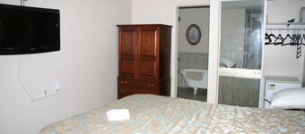 Linden Homestead: Modern Queen Bed B&B suite in Century Farm House