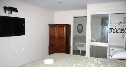 Linden Homestead: Modern Queen Bed B&B suite in Century Farm House