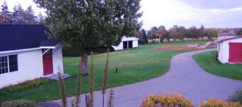 Linden Homestead: Modern Queen Bed B&B suite in Century Farm House
