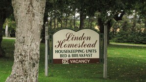 Schild für Linden Homestead mit Informationen zu Zimmern mit Reinigungsservice und Frühstück sowie Hinweis auf Ausgebucht.