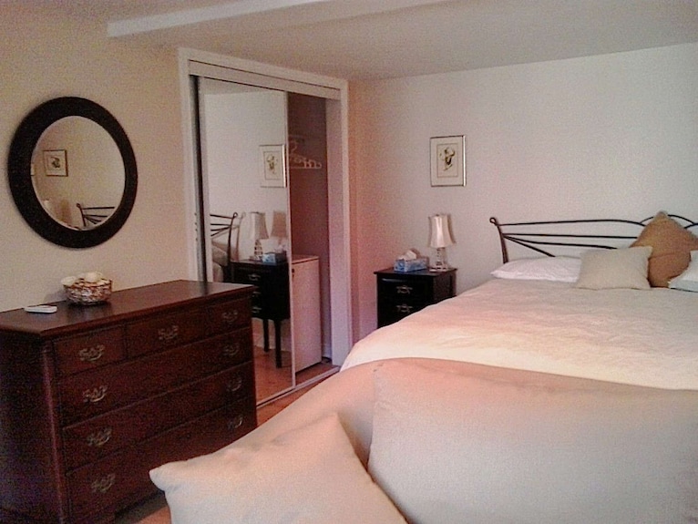 Linden Homestead: Modern Queen Bed B&b Suite In Century Farm House - Île-du-Prince-Édouard