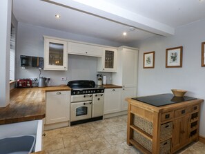 Feriehus | Privat køkken | Opvaskemaskine, køkkentøj/tallerkener/redskaber