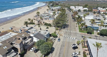 New! Steps to the Beach!! Full 1 bed Condo