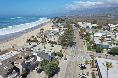New! Steps to the Beach!! Full 1 bed Condo