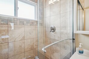 シャワー、タオル、石鹸、トイレットペーパー