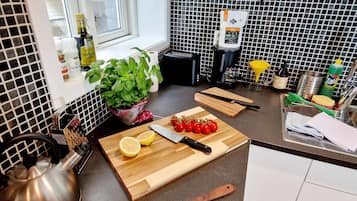 Kjøleskap, mikrobølgeovn, ovn og kokeplater