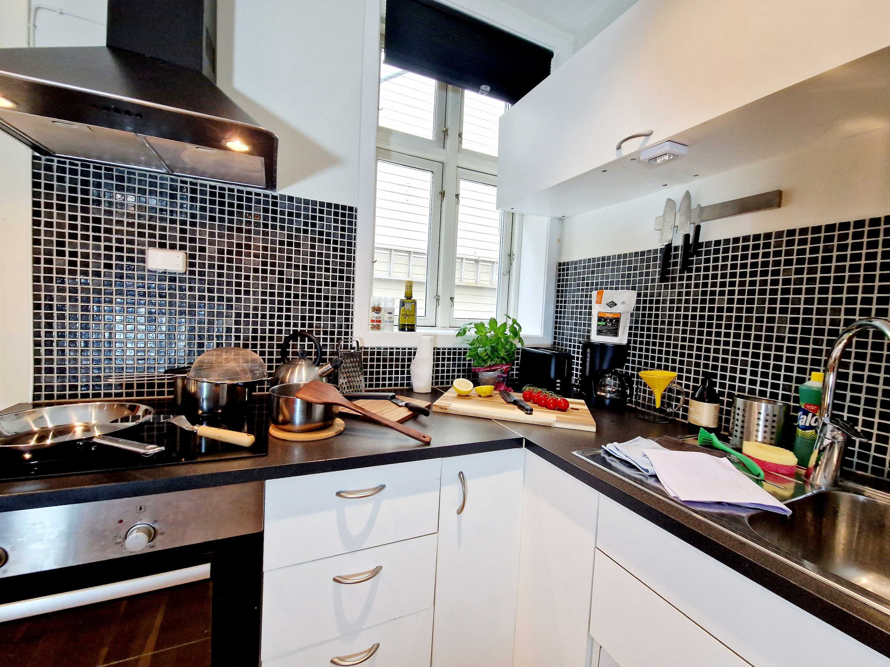 Kjøleskap, mikrobølgeovn, ovn og kokeplater