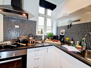 Refrigerador, microondas, horno, placa de cocina