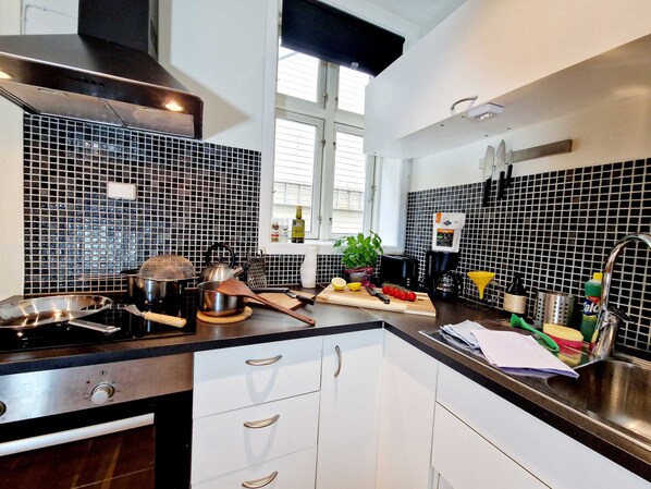 Kühlschrank, Mikrowelle, Ofen, Herdplatte