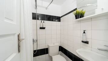 Studio, balkon, uitzicht op zee | Badkamer