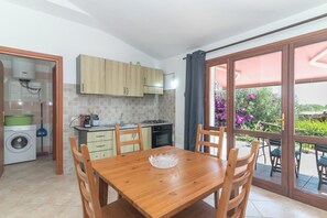 Fridge, oven, stovetop, coffee/tea maker