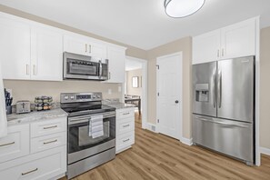 Microondas, horno, parrilla de estufa y lavavajillas 