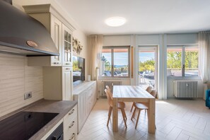 冷蔵庫、電子レンジ、オーブン、コンロ