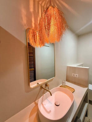 Duş, ücretsiz banyo/kozmetik ürünleri, saç kurutma makinesi, havlu 