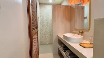 Douche, articles de toilette gratuits, sèche-cheveux