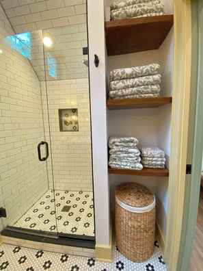 Douche, sèche-cheveux, serviettes fournies, savon