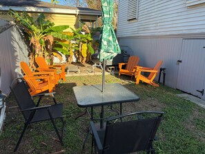 Outdoor dining - Relax, Explore, Repeat — Cozy 1908 Bungalow Near East Beach & UTMB (Galveston)