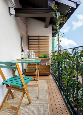 Ristorazione all'aperto. Appartamento 'Nido Blu - Casa accogliente' con vista lago, Wi-Fi e aria condizionata