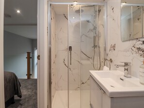 Cottage | Bathroom | Shower