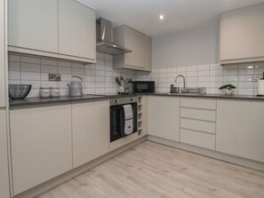 Cottage | Private kitchen | Cookware/dishes/utensils