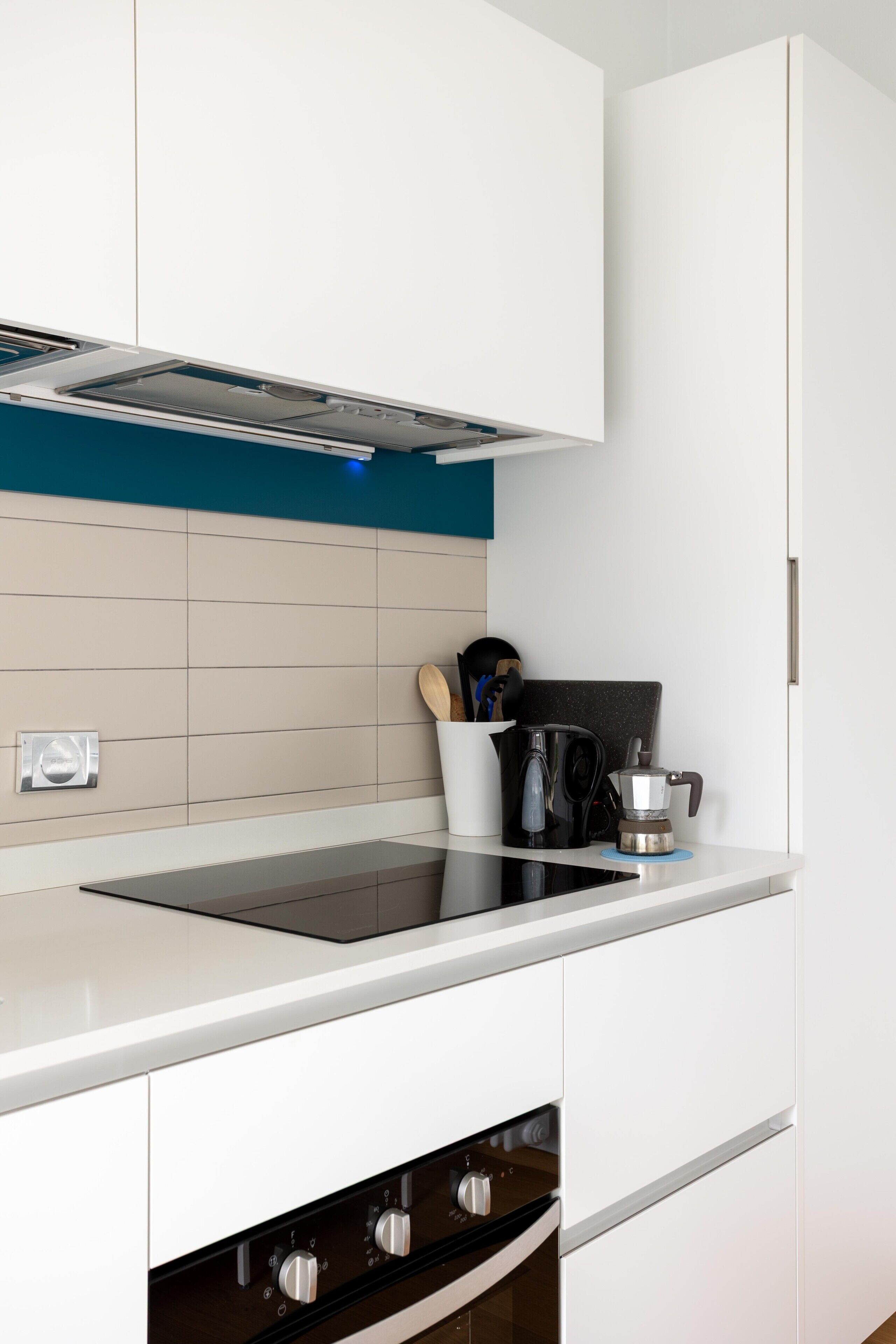 Een koelkast, een magnetron, een oven, een vaatwasser