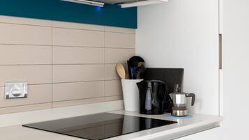 Een koelkast, een magnetron, een oven, een vaatwasser