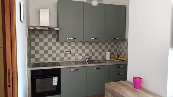 Fridge, oven, stovetop, cookware/dishes/utensils