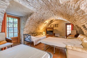 4 bedrooms, WiFi, bed sheets