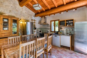 Een koelkast, een microgolfoven, een oven, een kookplaat