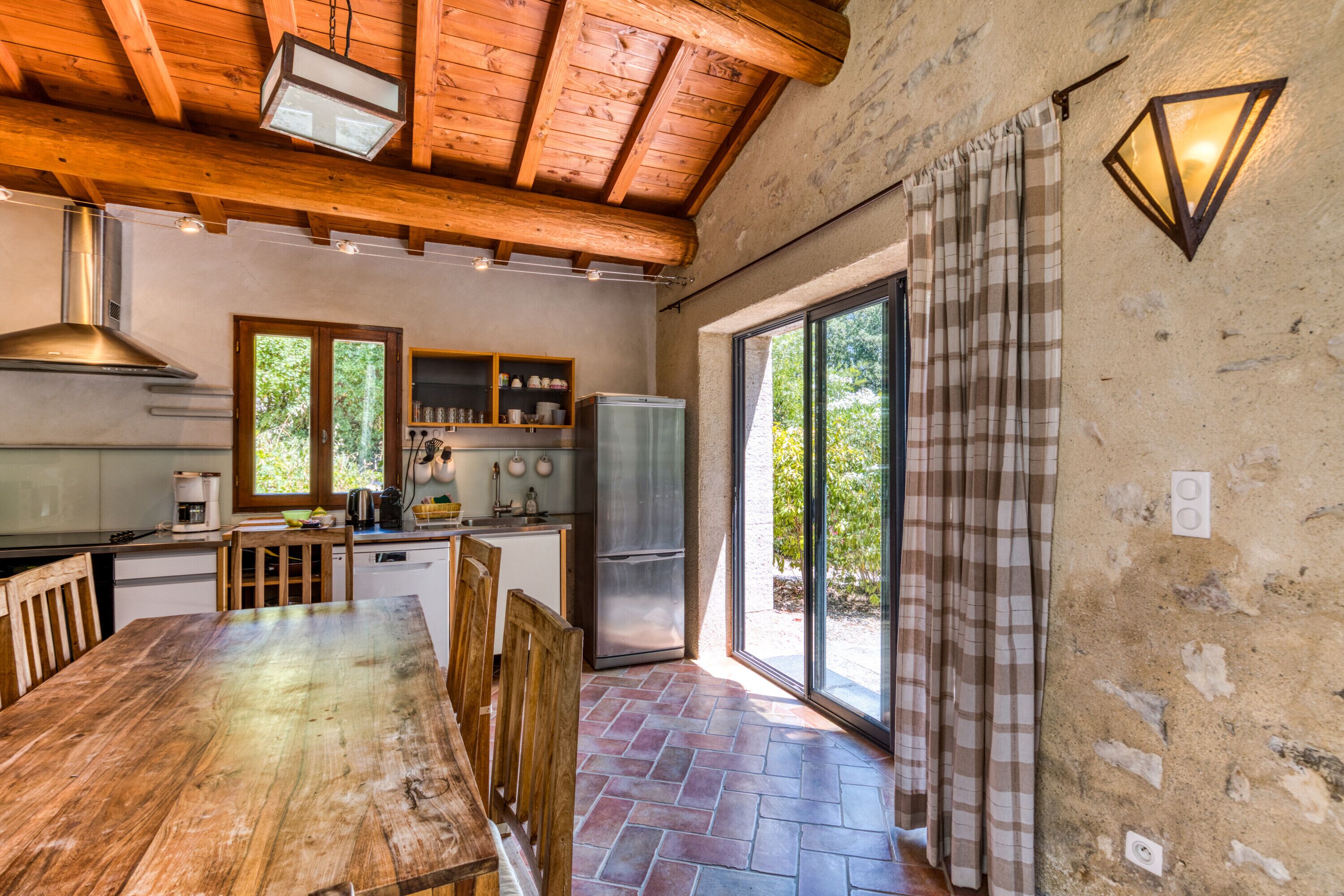 冷蔵庫、電子レンジ、オーブン、コンロ