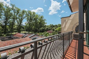 A balcony with a view of rooftops, trees, and a clear sky. - Apartments Florence - Living in Oltrarno (Firenze)
