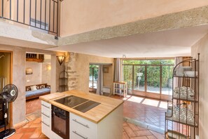 Fridge, microwave, oven, stovetop - Holiday Home 'Mas Grand Bosc' with Shared Pool, Private Terrace and Wi-Fi (Notre-Dame-de-Londres)