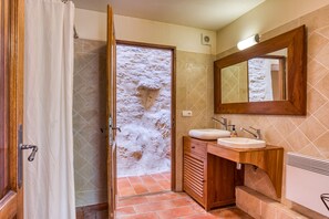 Dusche, kostenlose Toilettenartikel, Haartrockner, Handtücher