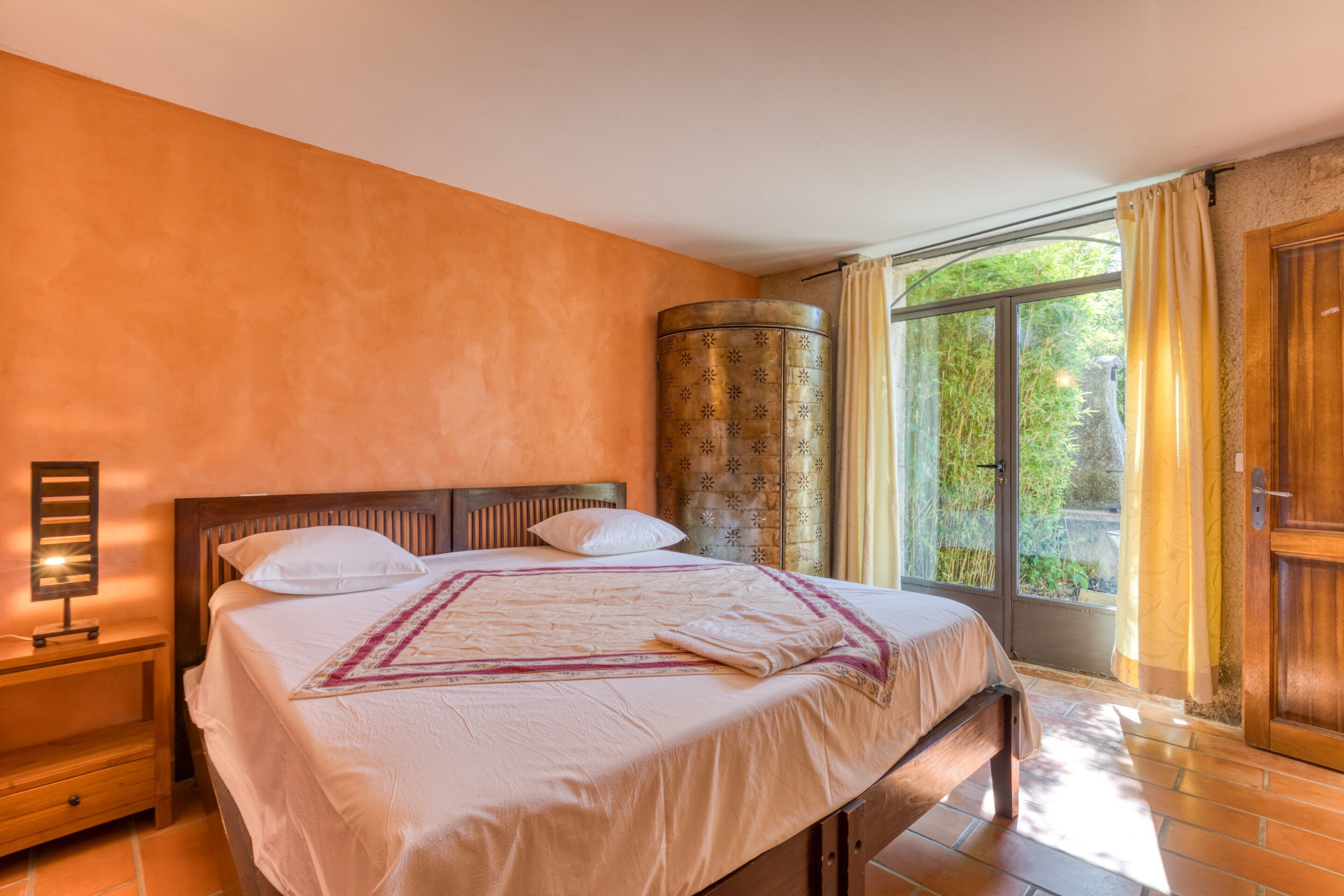 7 bedrooms, WiFi, bed sheets