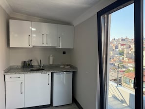 Quarto triplo luxo | Cozinha privada | Micro-ondas, talheres/pratos/utensílios de cozinha