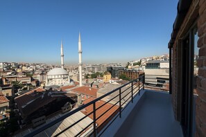 Deluxe Triple Room | Terrace/patio - D'East Signature (Istanbul)