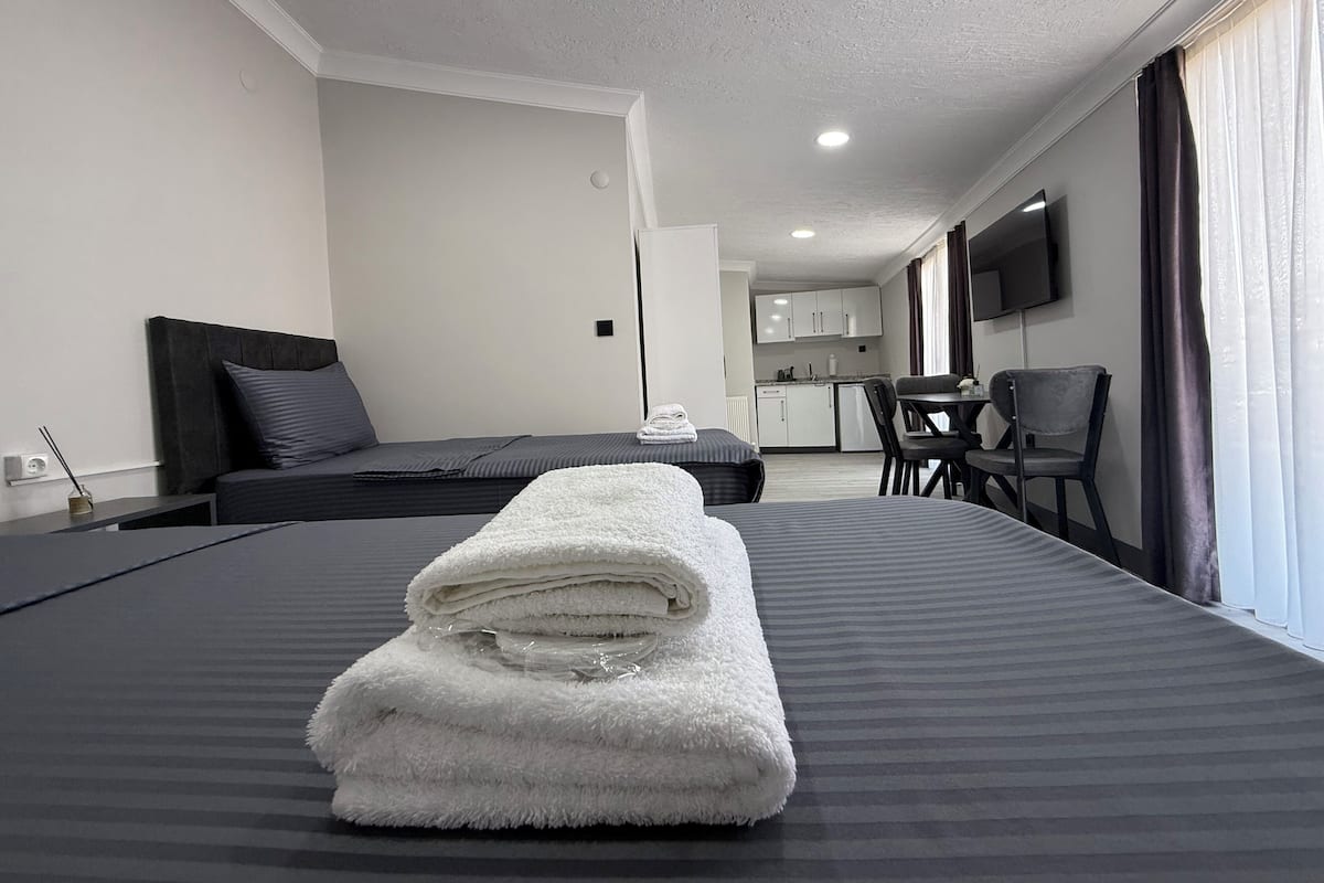 Ropa de cama de alta calidad y caja de seguridad en la habitación