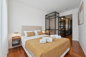 3 bedrooms, iron/ironing board, internet, bed sheets