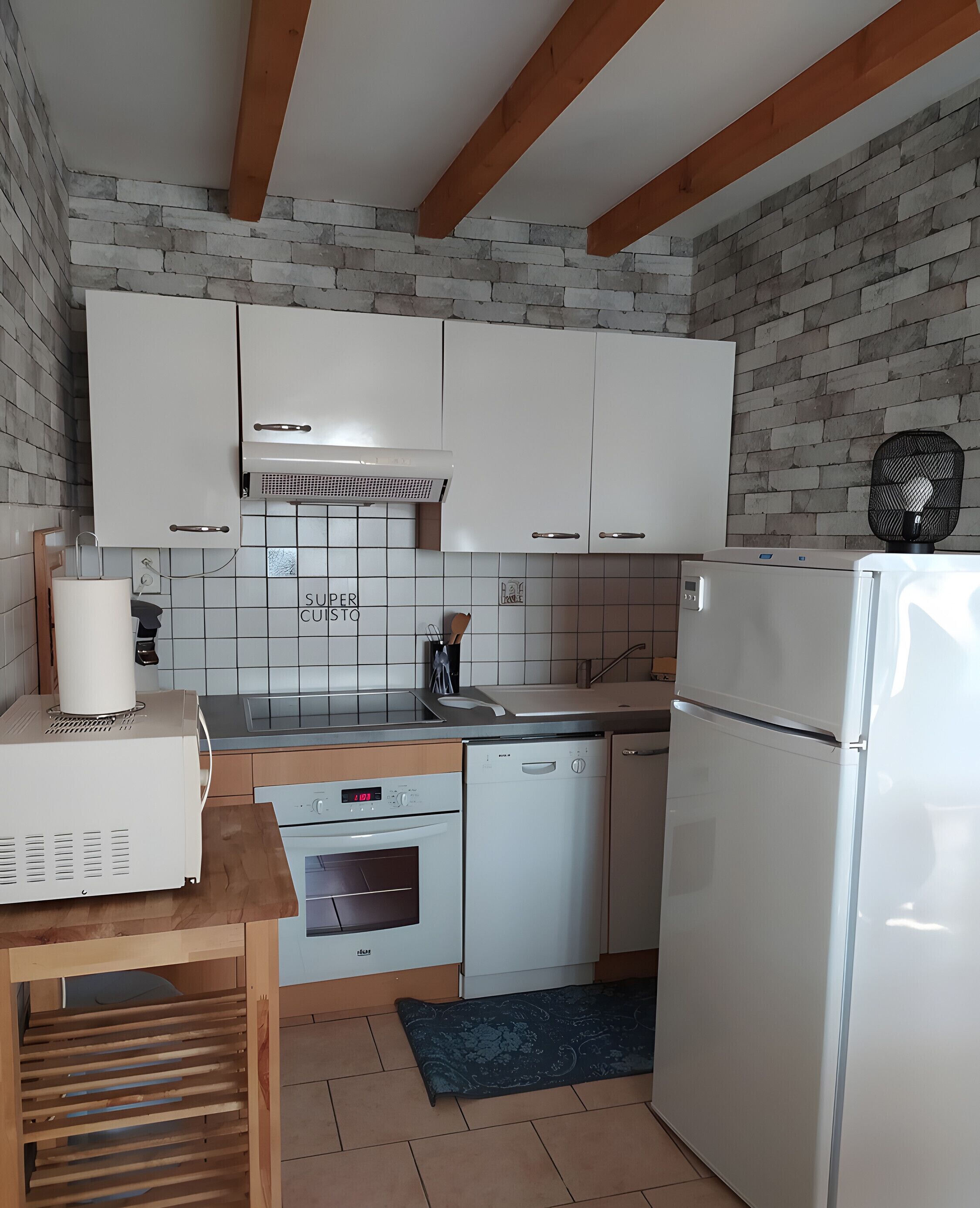 Kylskåp, mikrovågsugn, ugn och spishäll