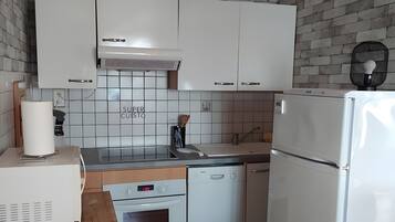 Refrigerador, microondas, horno, placa de cocina