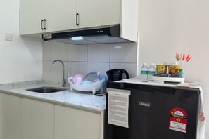 A compact kitchen with a sink, a dish rack, a coffee maker, and a refrigerator. - C&Y Horizon Suites Homestay Sepang - KLIA Transit - Near XiaMen University (Sepang)