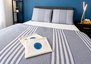 WiFi, bed sheets - NYC Studio with Private Bathroom & Kitchenette 45 street Time Square (New York)