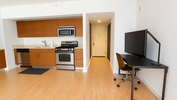 Geladeira, micro-ondas, fogão, cooktop