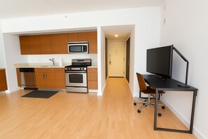 雪櫃、微波爐、焗爐、爐具