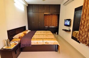 Tabla de planchar con plancha y ropa de cama