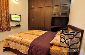 3 habitaciones, tabla de planchar con plancha, wifi y ropa de cama 