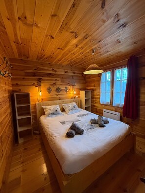 5 bedrooms, iron/ironing board, WiFi, bed sheets