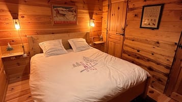 5 bedrooms, iron/ironing board, WiFi, bed sheets
