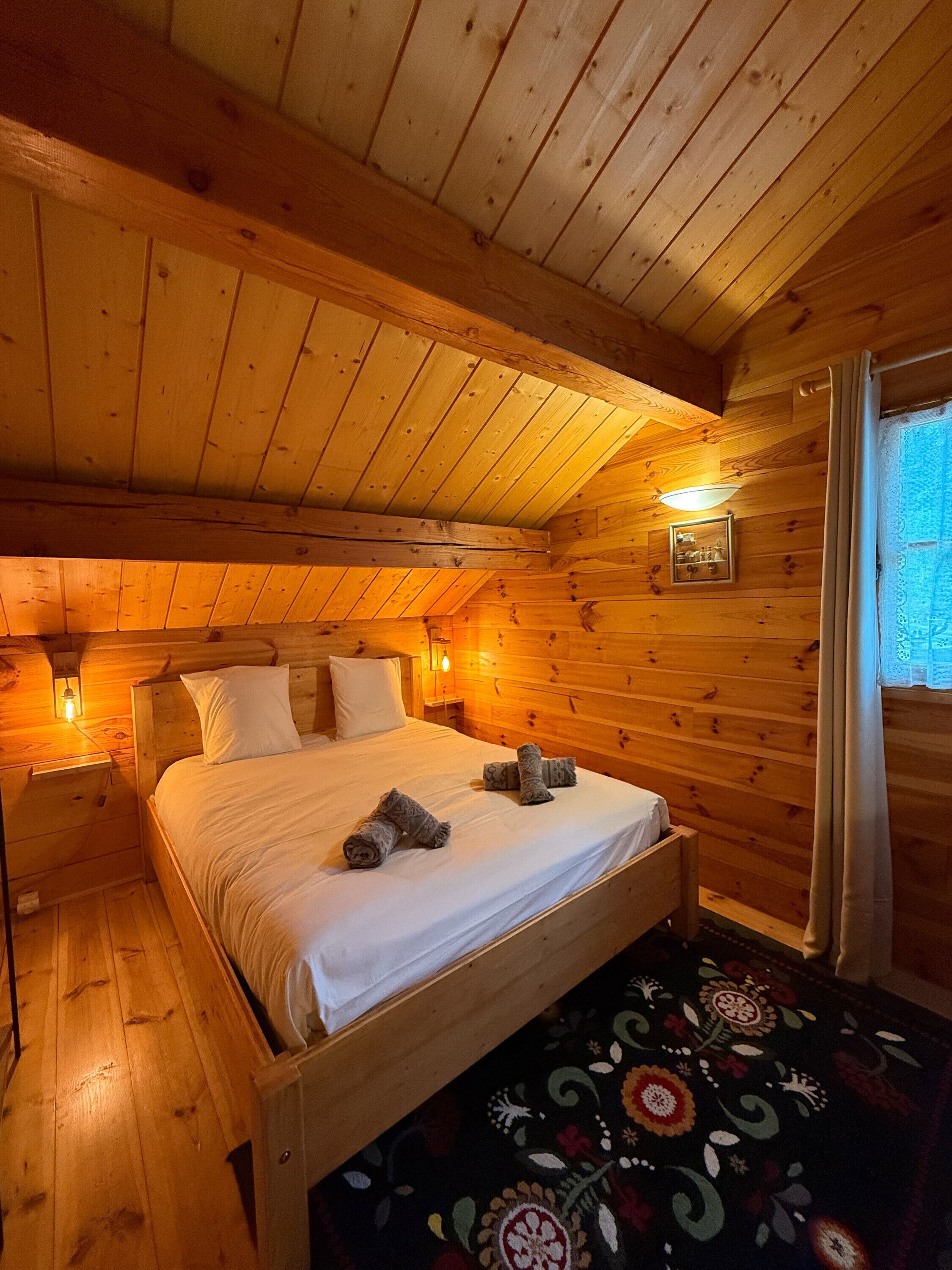 5 bedrooms, iron/ironing board, WiFi, bed sheets